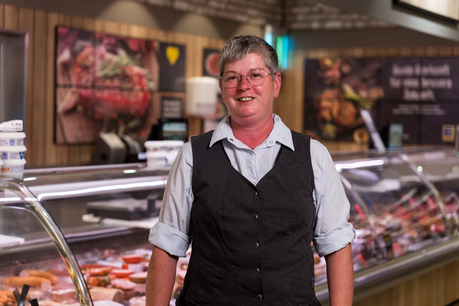 Mitarbeiterin an der Fleisch- und Wursttheke im EDEKA Wessel Wrestedt