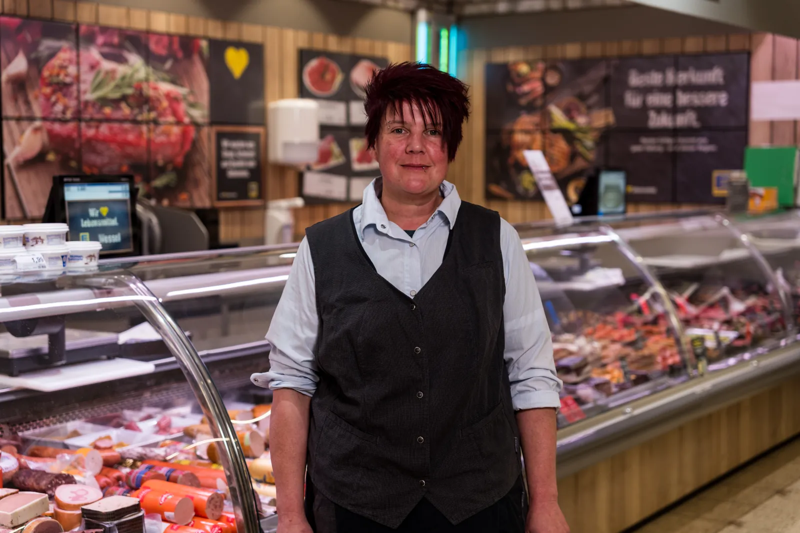 Mitarbeiterin an der Fleischerei-Theke im EDEKA Wessel Wrestedt