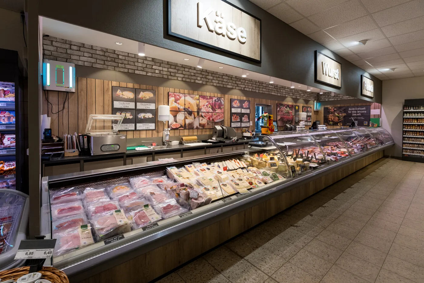 Frischetheke mit Käse und Wurst im EDEKA Wessel Wrestedt